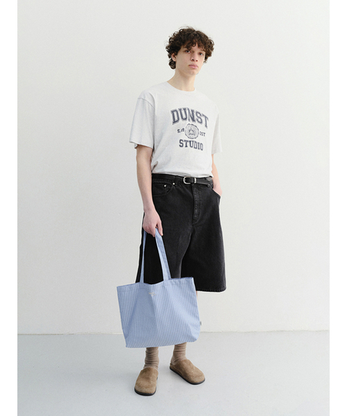 DUNST FOR MEN(ダンストフォーメン)の「STRIPE EASY SHOPPER_UNISEX_UDBA6E213_BLUE STRIPE(ショルダーバッグ・メンズ・ブルー・FREE)」の2枚目の写真