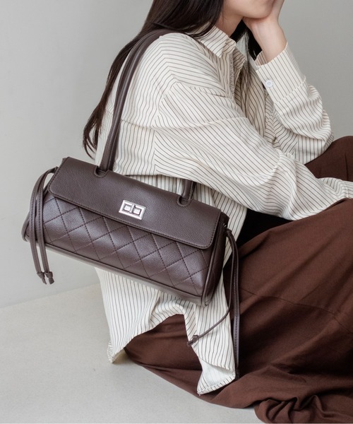 on:nue(オンニュ)の「【on:nue】キルティングターンロックショルダーバッグ /26-27 AW COLLECTION(ショルダーバッグ・レディース・ブラック/グレー/アイボリー/ブラウン・FREE)」の4枚目の写真
