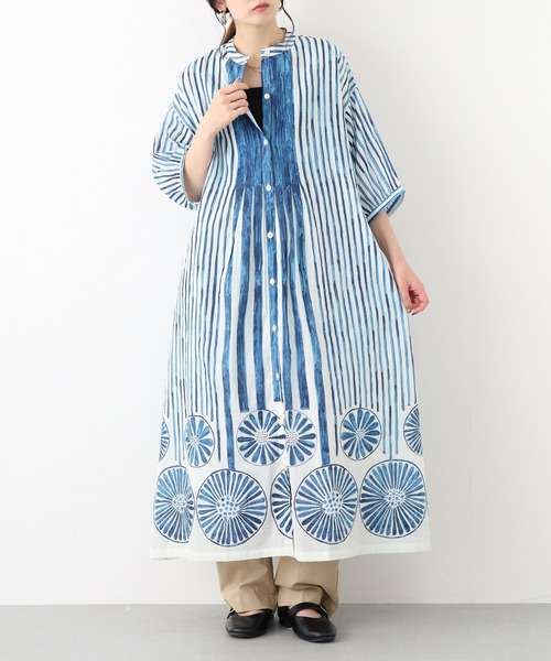 KILKI(キルキー)の「kilki 総柄バンドカラーロングワンピース 半端袖(ワンピース・レディース・レッド系/ブルー系・FREE)」の2枚目の写真