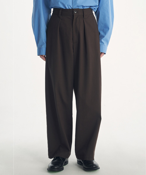 VICTIM（ヴィクティム）の「VICTIM ヴィクティム / EASY CHINO SLACKS タックワイドチノスラックス ストレッチイージーパンツ / VTM-26-P-116（チノパンツ・メンズ・ブラック/ブラウン/オフホワイト・1/2/3）」の3枚目の写真