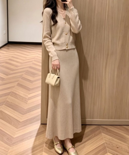 Lips(リップス)の「【細リブですっきり美シルエット!大人っぽく着こなせるVネックニットセットアップ】(ニット/セーター・レディース・ベージュ/ブラック・FREE)」の10枚目の写真