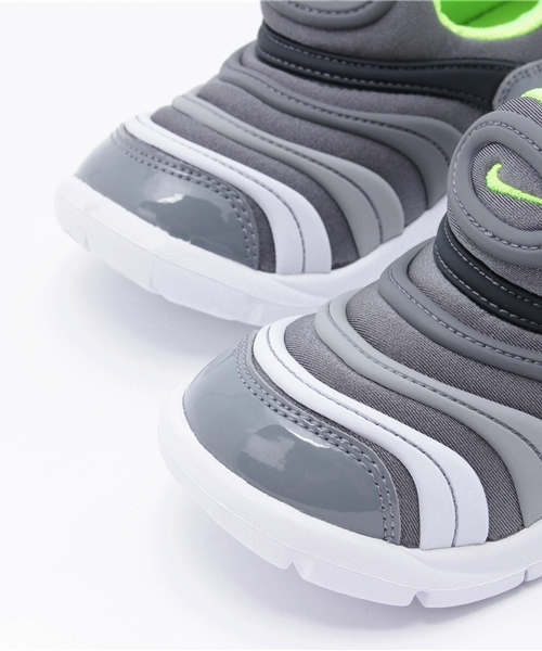 NIKE（ナイキ）の「NIKE:DYNAMO FREE TD(12～16㎝)（スニーカー・キッズ・ライトグレー/ネイビー・12/15 /16/13/14）」の7枚目の写真