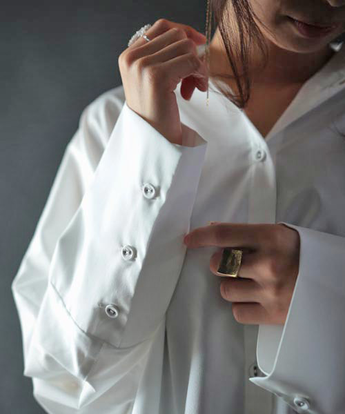 antiqua（アンティカ）の「袖ボタンドルマンロングシャツ（シャツ/ブラウス・レディース・ホワイト/ネイビー・FREE）」の3枚目の写真