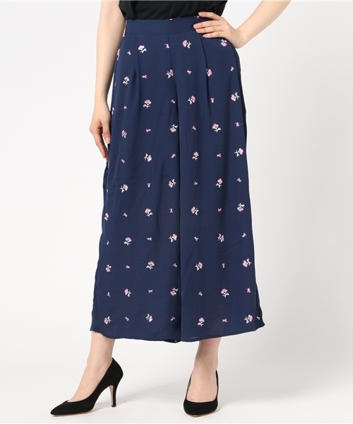 Cheek（チーク）の「花柄刺繍ワイドパンツ（その他パンツ・レディース・ネイビー/グレー/アイボリー・MEDIUM）」の3枚目の写真
