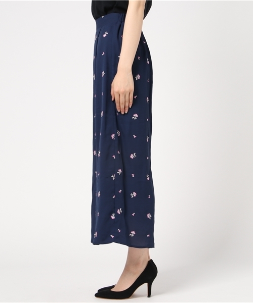 Cheek（チーク）の「花柄刺繍ワイドパンツ（その他パンツ・レディース・ネイビー/グレー/アイボリー・MEDIUM）」の6枚目の写真