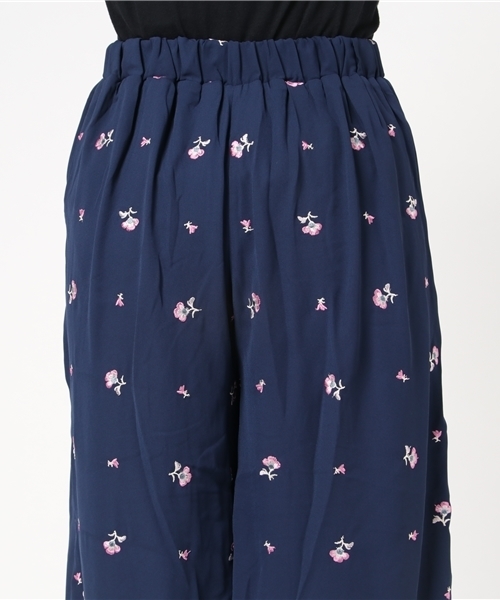 Cheek（チーク）の「花柄刺繍ワイドパンツ（その他パンツ・レディース・ネイビー/グレー/アイボリー・MEDIUM）」の9枚目の写真