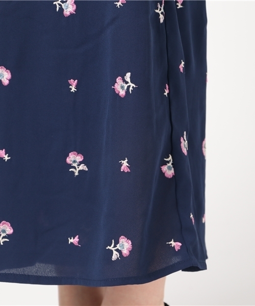 Cheek（チーク）の「花柄刺繍ワイドパンツ（その他パンツ・レディース・ネイビー/グレー/アイボリー・MEDIUM）」の4枚目の写真