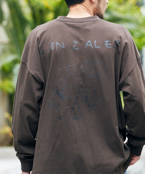 Mark Gonzales（マーク・ゴンザレス）の「Mark Gonzales/マークゴンザレス MONO-MART別注 ビッグシルエット背面BIGプリント 長袖Tee（Tシャツ/カットソー・メンズ・レッド系その他/ダークベージュ/ボルドー/ホワイト系その他/ブラック系その他/ベージュ系その他/グリーン系その他/パープル系その他/ホワイト/ブラック/ダークグリーン/パープル/パープル系その他2/レッド系その他2/グリーン系その他2/ベージュ系その他2/ブラック系その他2/ホワイト系その他2/グリーン系その他4/ベージュ系その他3/グレー系その他/ベージュ系その他5/グリーン系その他3/グレー系その他2/ベージュ系その他4/グレー系その他3/グリーン系その他5/ブラウン系その他/ブルー系その他/その他2/その他3/その他5/その他4/ダークブラウン/アッシュブラウン/その他/ブラック系その他3/ブラック系その他4/ブラウン系その他2/ブラウン系その他4/ホワイト系その他3/ホワイト系その他4/レッド系その他3/レッド系その他4/ブラウン系その他3/ブルー系その他2/グリーン系その他6/グリーン系その他7/グレイッシュベージュ/ベージュ系その他6/ベージュ系その他7/ホワイト系その他5/ブラック系その他5/その他7/その他6/ブルー系その他3/ブルー系その他4/パープル系その他3/パープル系その他4/パープル系その他5・FREE）」の17枚目の写真