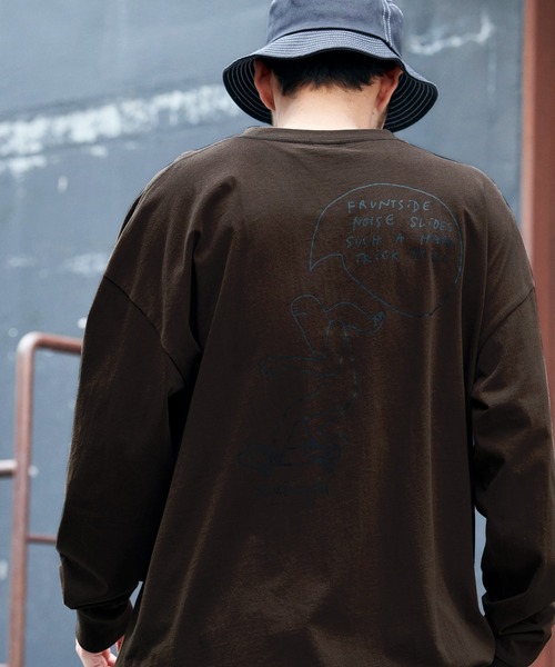 Mark Gonzales（マーク・ゴンザレス）の「Mark Gonzales/マークゴンザレス MONO-MART別注 ビッグシルエット背面BIGプリント 長袖Tee（Tシャツ/カットソー・メンズ・レッド系その他/ダークベージュ/ボルドー/ホワイト系その他/ブラック系その他/ベージュ系その他/グリーン系その他/パープル系その他/ホワイト/ブラック/ダークグリーン/パープル/パープル系その他2/レッド系その他2/グリーン系その他2/ベージュ系その他2/ブラック系その他2/ホワイト系その他2/グリーン系その他4/ベージュ系その他3/グレー系その他/ベージュ系その他5/グリーン系その他3/グレー系その他2/ベージュ系その他4/グレー系その他3/グリーン系その他5/ブラウン系その他/ブルー系その他/その他2/その他3/その他5/その他4/ダークブラウン/アッシュブラウン/その他/ブラック系その他3/ブラック系その他4/ブラウン系その他2/ブラウン系その他4/ホワイト系その他3/ホワイト系その他4/レッド系その他3/レッド系その他4/ブラウン系その他3/ブルー系その他2/グリーン系その他6/グリーン系その他7/グレイッシュベージュ/ベージュ系その他6/ベージュ系その他7/ホワイト系その他5/ブラック系その他5/その他7/その他6/ブルー系その他3/ブルー系その他4/パープル系その他3/パープル系その他4/パープル系その他5・FREE）」の19枚目の写真