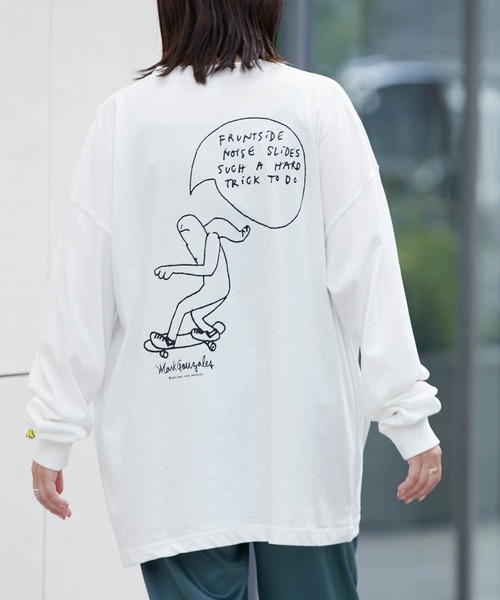 Mark Gonzales（マーク・ゴンザレス）の「Mark Gonzales/マークゴンザレス MONO-MART別注 ビッグシルエット背面BIGプリント 長袖Tee（Tシャツ/カットソー・メンズ・レッド系その他/ダークベージュ/ボルドー/ホワイト系その他/ブラック系その他/ベージュ系その他/グリーン系その他/パープル系その他/ホワイト/ブラック/ダークグリーン/パープル/パープル系その他2/レッド系その他2/グリーン系その他2/ベージュ系その他2/ブラック系その他2/ホワイト系その他2/グリーン系その他4/ベージュ系その他3/グレー系その他/ベージュ系その他5/グリーン系その他3/グレー系その他2/ベージュ系その他4/グレー系その他3/グリーン系その他5/ブラウン系その他/ブルー系その他/その他2/その他3/その他5/その他4/ダークブラウン/アッシュブラウン/その他/ブラック系その他3/ブラック系その他4/ブラウン系その他2/ブラウン系その他4/ホワイト系その他3/ホワイト系その他4/レッド系その他3/レッド系その他4/ブラウン系その他3/ブルー系その他2/グリーン系その他6/グリーン系その他7/グレイッシュベージュ/ベージュ系その他6/ベージュ系その他7/ホワイト系その他5/ブラック系その他5/その他7/その他6/ブルー系その他3/ブルー系その他4/パープル系その他3/パープル系その他4/パープル系その他5・FREE）」の5枚目の写真