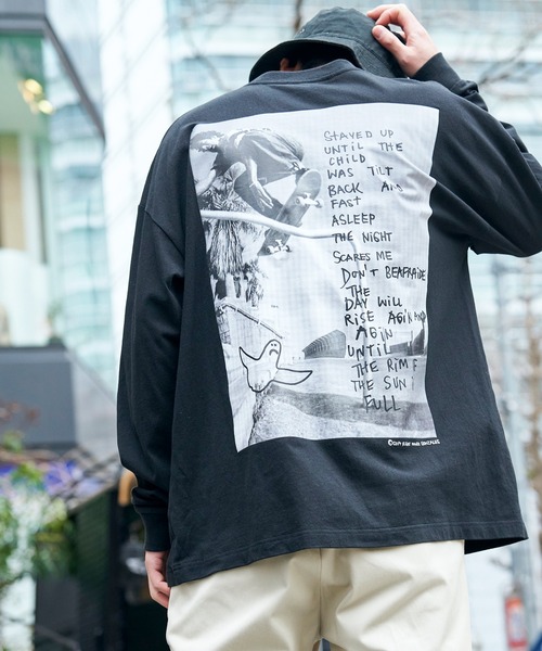 Mark Gonzales（マーク・ゴンザレス）の「Mark Gonzales/マークゴンザレス MONO-MART別注 ビッグシルエット背面BIGプリント 長袖Tee（Tシャツ/カットソー・メンズ・レッド系その他/ダークベージュ/ボルドー/ホワイト系その他/ブラック系その他/ベージュ系その他/グリーン系その他/パープル系その他/ホワイト/ブラック/ダークグリーン/パープル/パープル系その他2/レッド系その他2/グリーン系その他2/ベージュ系その他2/ブラック系その他2/ホワイト系その他2/グリーン系その他4/ベージュ系その他3/グレー系その他/ベージュ系その他5/グリーン系その他3/グレー系その他2/ベージュ系その他4/グレー系その他3/グリーン系その他5/ブラウン系その他/ブルー系その他/その他2/その他3/その他5/その他4/ダークブラウン/アッシュブラウン/その他/ブラック系その他3/ブラック系その他4/ブラウン系その他2/ブラウン系その他4/ホワイト系その他3/ホワイト系その他4/レッド系その他3/レッド系その他4/ブラウン系その他3/ブルー系その他2/グリーン系その他6/グリーン系その他7/グレイッシュベージュ/ベージュ系その他6/ベージュ系その他7/ホワイト系その他5/ブラック系その他5/その他7/その他6/ブルー系その他3/ブルー系その他4/パープル系その他3/パープル系その他4/パープル系その他5・FREE）」の10枚目の写真