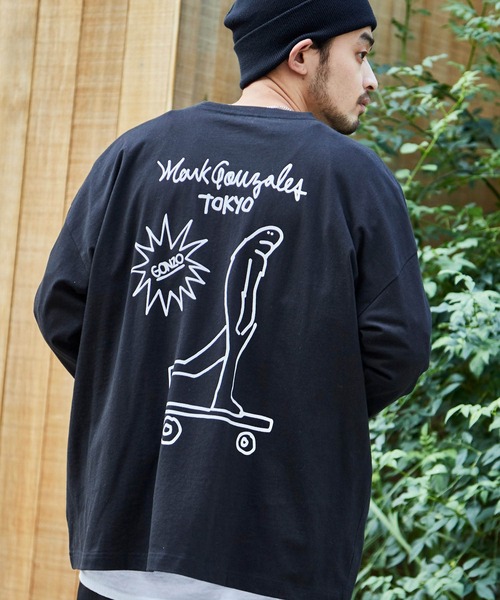 Mark Gonzales（マーク・ゴンザレス）の「Mark Gonzales/マークゴンザレス MONO-MART別注 ビッグシルエット背面BIGプリント 長袖Tee（Tシャツ/カットソー・メンズ・レッド系その他/ダークベージュ/ボルドー/ホワイト系その他/ブラック系その他/ベージュ系その他/グリーン系その他/パープル系その他/ホワイト/ブラック/ダークグリーン/パープル/パープル系その他2/レッド系その他2/グリーン系その他2/ベージュ系その他2/ブラック系その他2/ホワイト系その他2/グリーン系その他4/ベージュ系その他3/グレー系その他/ベージュ系その他5/グリーン系その他3/グレー系その他2/ベージュ系その他4/グレー系その他3/グリーン系その他5/ブラウン系その他/ブルー系その他/その他2/その他3/その他5/その他4/ダークブラウン/アッシュブラウン/その他/ブラック系その他3/ブラック系その他4/ブラウン系その他2/ブラウン系その他4/ホワイト系その他3/ホワイト系その他4/レッド系その他3/レッド系その他4/ブラウン系その他3/ブルー系その他2/グリーン系その他6/グリーン系その他7/グレイッシュベージュ/ベージュ系その他6/ベージュ系その他7/ホワイト系その他5/ブラック系その他5/その他7/その他6/ブルー系その他3/ブルー系その他4/パープル系その他3/パープル系その他4/パープル系その他5・FREE）」の13枚目の写真