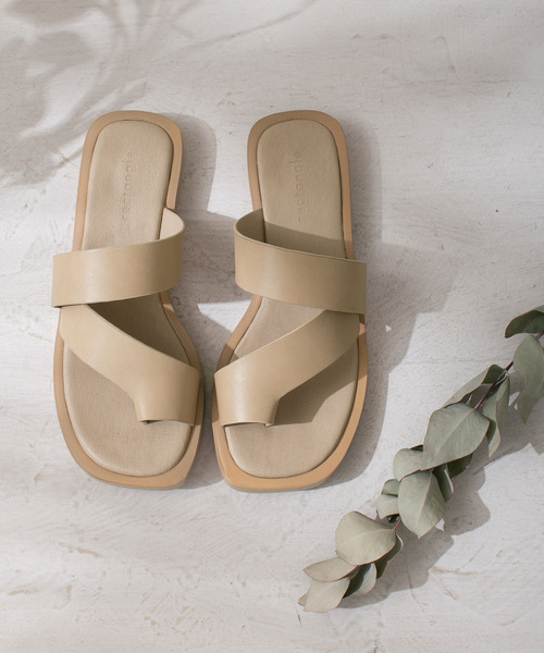 rectangle（レクタングル）の「スクエアトゥフラットトングサンダル（サンダル・レディース・ブラック/ブラウン/アイボリー・23㎝/24㎝/23.5㎝/24.5㎝）」の2枚目の写真