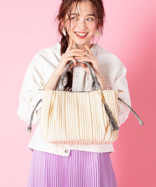 Via Demizon(ビアデミゾン)の「プリーツ加工サマーバッグ ロングショルダー付き(かごバッグ・レディース・アイボリー/ブラウン/ブラック・FREE)」の1枚目の写真