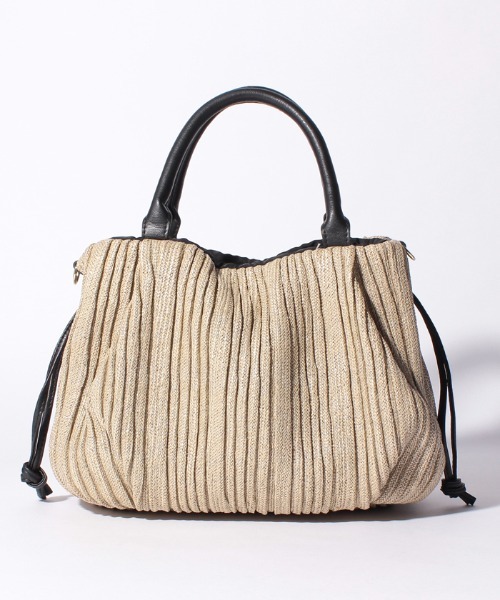 Via Demizon(ビアデミゾン)の「プリーツ加工サマーバッグ ロングショルダー付き(かごバッグ・レディース・アイボリー/ブラウン/ブラック・FREE)」の4枚目の写真