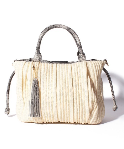 Via Demizon(ビアデミゾン)の「プリーツ加工サマーバッグ ロングショルダー付き(かごバッグ・レディース・アイボリー/ブラウン/ブラック・FREE)」の15枚目の写真