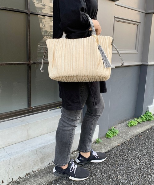 Via Demizon(ビアデミゾン)の「プリーツ加工サマーバッグ ロングショルダー付き(かごバッグ・レディース・アイボリー/ブラウン/ブラック・FREE)」の21枚目の写真