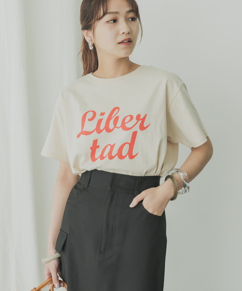 KBF+(ケービーエフプラス)の「KBF+ LibertadロゴTシャツ(Tシャツ/カットソー・レディース・オフホワイト/ベージュ系その他/チャコールグレー・ONE)」の3枚目の写真