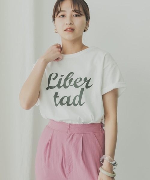 KBF+(ケービーエフプラス)の「KBF+ LibertadロゴTシャツ(Tシャツ/カットソー・レディース・オフホワイト/ベージュ系その他/チャコールグレー・ONE)」の2枚目の写真