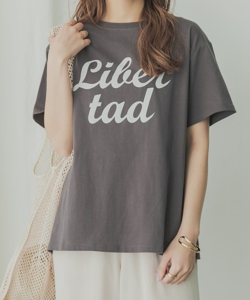 KBF+(ケービーエフプラス)の「KBF+ LibertadロゴTシャツ(Tシャツ/カットソー・レディース・オフホワイト/ベージュ系その他/チャコールグレー・ONE)」の1枚目の写真