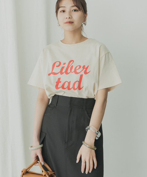 KBF+(ケービーエフプラス)の「KBF+ LibertadロゴTシャツ(Tシャツ/カットソー・レディース・オフホワイト/ベージュ系その他/チャコールグレー・ONE)」の4枚目の写真