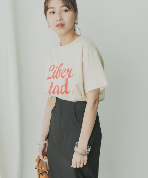 KBF+(ケービーエフプラス)の「KBF+ LibertadロゴTシャツ(Tシャツ/カットソー・レディース・オフホワイト/ベージュ系その他/チャコールグレー・ONE)」の5枚目の写真