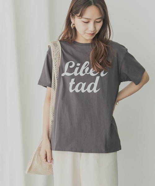 KBF+(ケービーエフプラス)の「KBF+ LibertadロゴTシャツ(Tシャツ/カットソー・レディース・オフホワイト/ベージュ系その他/チャコールグレー・ONE)」の7枚目の写真