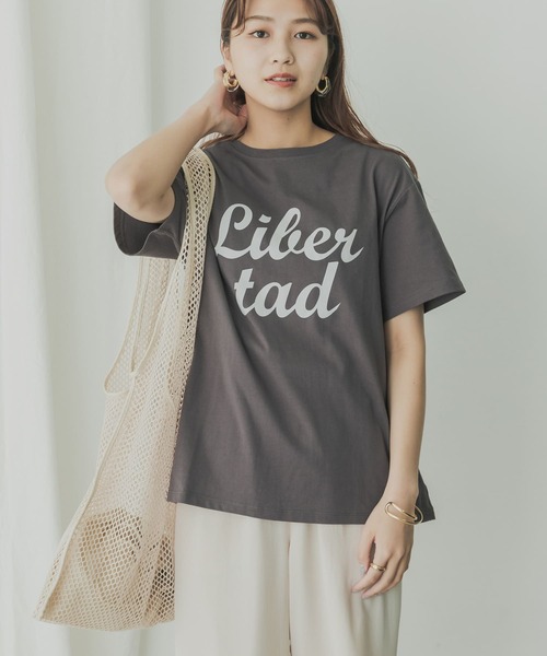 KBF+(ケービーエフプラス)の「KBF+ LibertadロゴTシャツ(Tシャツ/カットソー・レディース・オフホワイト/ベージュ系その他/チャコールグレー・ONE)」の8枚目の写真