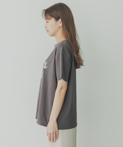 KBF+(ケービーエフプラス)の「KBF+ LibertadロゴTシャツ(Tシャツ/カットソー・レディース・オフホワイト/ベージュ系その他/チャコールグレー・ONE)」の14枚目の写真