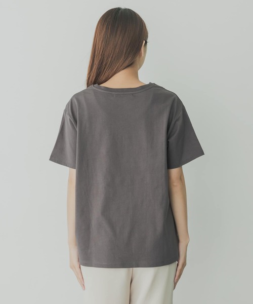 KBF+(ケービーエフプラス)の「KBF+ LibertadロゴTシャツ(Tシャツ/カットソー・レディース・オフホワイト/ベージュ系その他/チャコールグレー・ONE)」の15枚目の写真