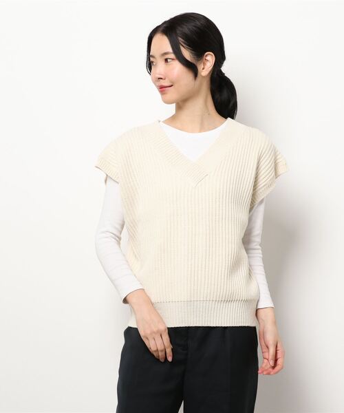 Monocoro toppi（モノコロトッピ）の「アクリルバルキー Vネック バックレースアップ ニットベスト（ベスト・レディース・ブラック/ブラウン/アイボリー/グレイッシュベージュ・M）」の2枚目の写真