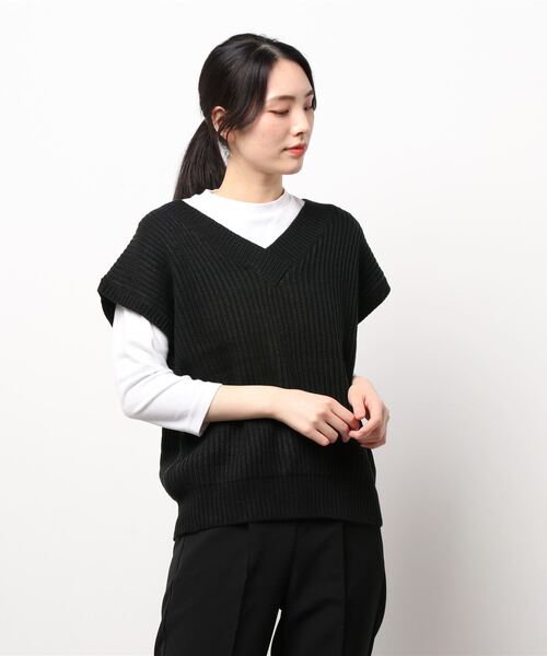 Monocoro toppi（モノコロトッピ）の「アクリルバルキー Vネック バックレースアップ ニットベスト（ベスト・レディース・ブラック/ブラウン/アイボリー/グレイッシュベージュ・M）」の3枚目の写真