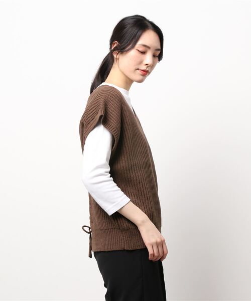 Monocoro toppi（モノコロトッピ）の「アクリルバルキー Vネック バックレースアップ ニットベスト（ベスト・レディース・ブラック/ブラウン/アイボリー/グレイッシュベージュ・M）」の5枚目の写真