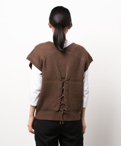 Monocoro toppi（モノコロトッピ）の「アクリルバルキー Vネック バックレースアップ ニットベスト（ベスト・レディース・ブラック/ブラウン/アイボリー/グレイッシュベージュ・M）」の6枚目の写真