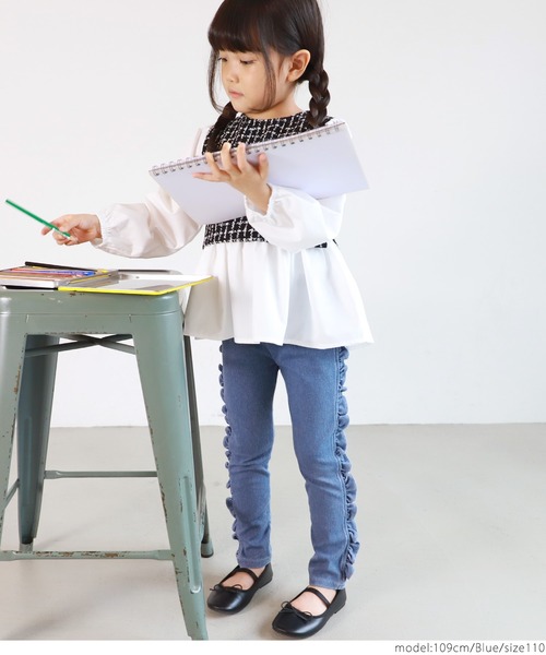 coca（coca）（コカ）の「キッズ デニムライクサイドフリルパンツ（デニムパンツ・キッズ・ブルー/ダークブルー・100/110/120/130）」の3枚目の写真