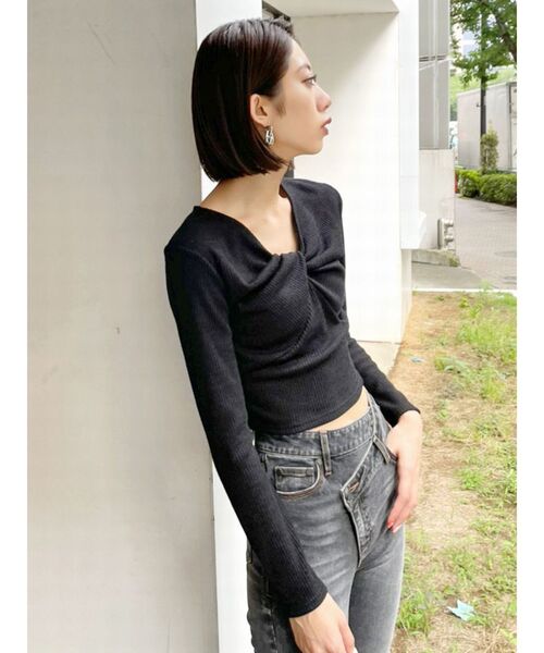 EMODA（エモダ）の「フロントクロストップ（Tシャツ/カットソー・レディース・ブラック/グレー/カーキ・FREE）」の2枚目の写真