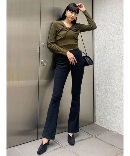 EMODA（エモダ）の「フロントクロストップ（Tシャツ/カットソー・レディース・ブラック/グレー/カーキ・FREE）」の4枚目の写真