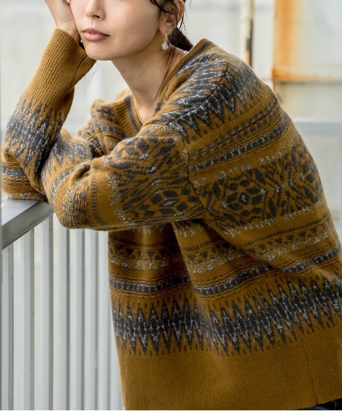 RIVE DROITE（リヴドロワ）の「大人のデザインニット　編み込みジャガードVネックニット（ニット/セーター・レディース・ブラウン/オフホワイト・FREE）」の2枚目の写真