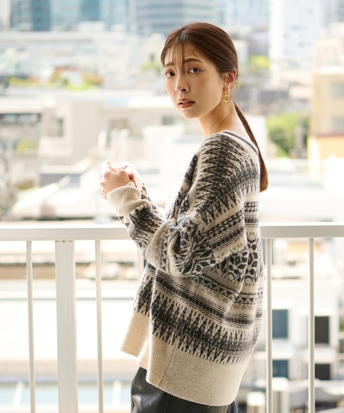 RIVE DROITE（リヴドロワ）の「大人のデザインニット　編み込みジャガードVネックニット（ニット/セーター・レディース・ブラウン/オフホワイト・FREE）」の5枚目の写真