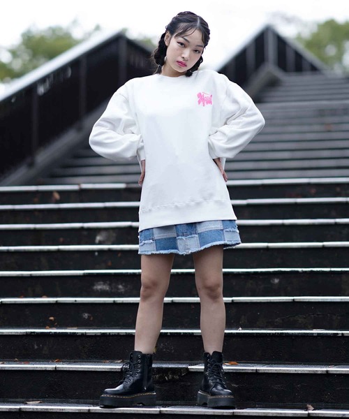 X-girl（エックスガール）の「PEACHY LOGO CREW SWEAT TOP（スウェット・レディース・ブラック/ベージュ/ホワイト・S/M/L/XL）」の16枚目の写真