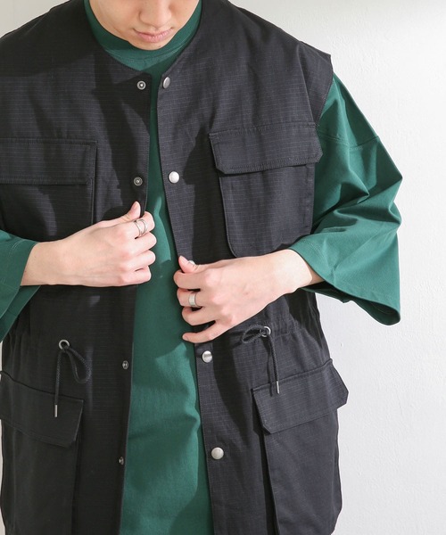 SENSE OF PLACE by URBAN RESEARCH(センスオブプレイスバイアーバンリサーチ)の「『ユニセックス』マルチポケットミリタリーベスト(ベスト・メンズ・ライトカーキ/ブラック/ライトベージュ・LARGE/MEDIUM)」の22枚目の写真