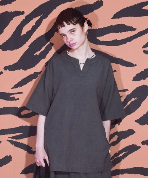 manana suerte（マニャーナスエルテ）の「コットンリネン スリットネックプルオーバー（シャツ/ブラウス・レディース・グレー/ブラック/グリーン・FREE）」の3枚目の写真