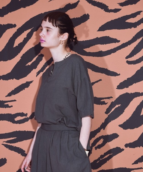 manana suerte（マニャーナスエルテ）の「コットンリネン スリットネックプルオーバー（シャツ/ブラウス・レディース・グレー/ブラック/グリーン・FREE）」の11枚目の写真