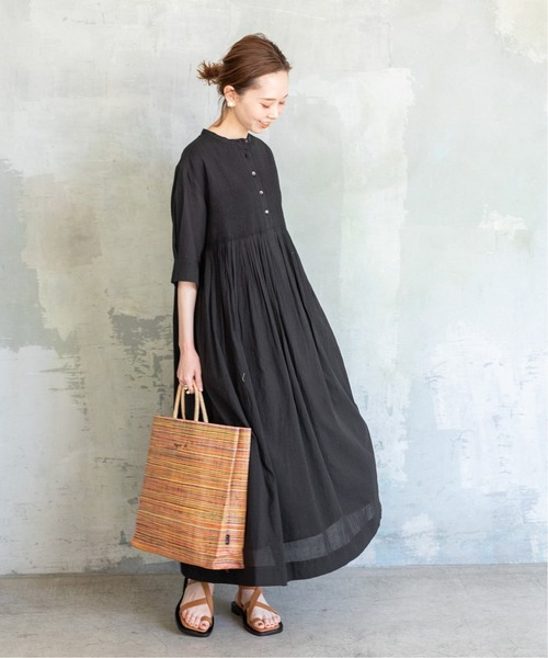 IENA（イエナ）の「《WEB限定追加》コットンボイルピンタックシャツワンピース（ワンピース・レディース・ブラック/ベージュ・38/36）」の16枚目の写真