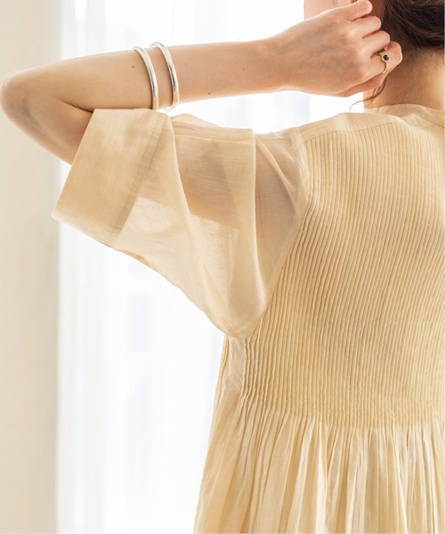 IENA（イエナ）の「《WEB限定追加》コットンボイルピンタックシャツワンピース（ワンピース・レディース・ブラック/ベージュ・38/36）」の4枚目の写真