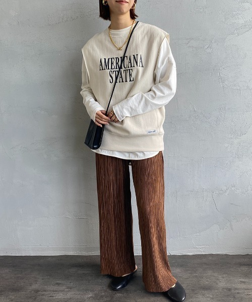 AMERICANA（アメリカーナ）の「[Americana×JEANS FACTORY/アメリカーナ×ジーンズファクトリー] 別注 AMERICAN STATE ロゴプリントスウェットベスト（ベスト・レディース・アイボリー/スミクロ/パープル・ONE SIZE）」の4枚目の写真