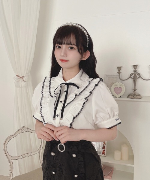 Honey Cinnamon（ハニーシナモン）の「ダブルVフリルブラウス（シャツ 