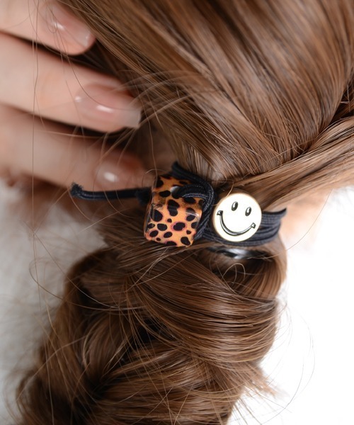 VIBGYOR Women（ヴィブジョー　ウィメン）の「【float】ヒョウ柄キューブ＆スマイル ヘアゴム【2個セット】（ヘアゴム・レディース・レオパード・FREE）」の4枚目の写真