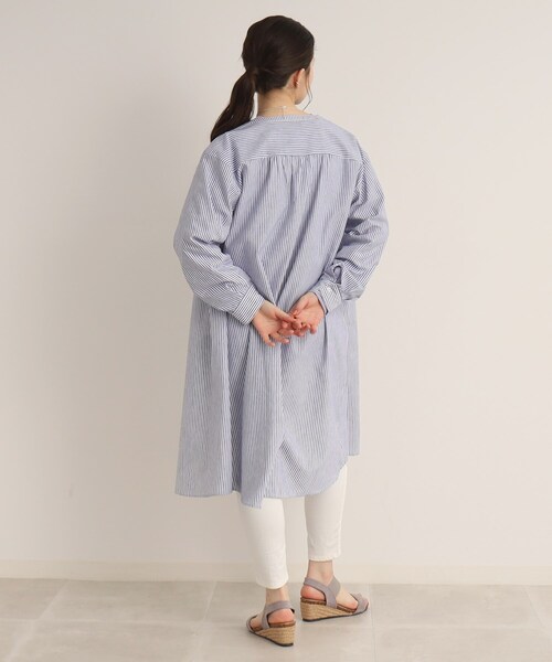 SHOO・LA・RUE（シューラルー）の「◆【UVカット/抗菌防臭/吸水速乾】大人のためのフレンチリネンブレンド 前あきロングシャツ（ワンピース・レディース・ホワイト系/ネイビー系2/ネイビー系7/ブルー系2/ピンク系/マスタード/カーキ/ライトブルー・02/03/04）」の22枚目の写真