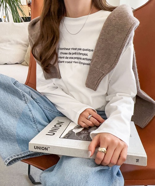 andme(アンドミー)の「無地/ボーダーエンブロイダリーロゴ長袖Tシャツ(Tシャツ/カットソー・レディース・ホワイト×ライム/ホワイト×グレー/ホワイト×レッド/ホワイト×ブルー/チャコールグレー/ベージュ/ブラウン/ベージュ系その他/ホワイト×ブラック/ブルー系その他・S/M)」の4枚目の写真
